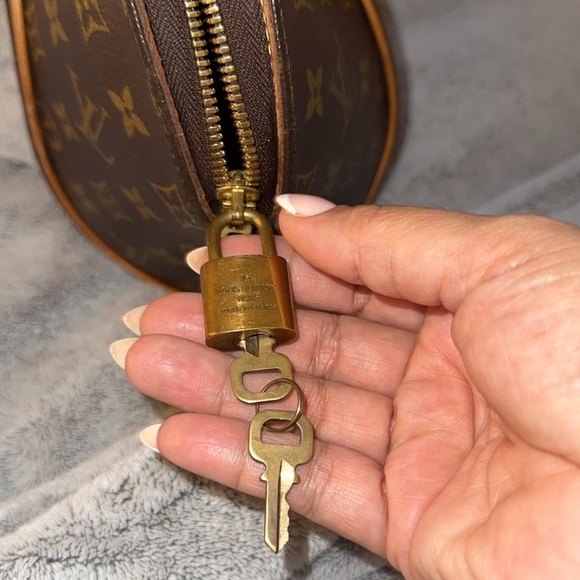 Monogram Elipse Louis Vuitton bag gently used great condition no rips or stains - Picture 4 of 5